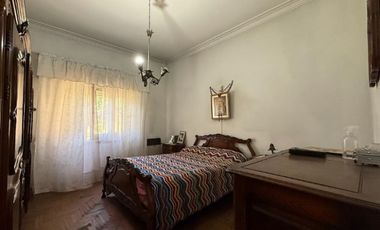CASA CON LOCAL AL FRENTE EN ADROGUE Y GRAN TERRENO