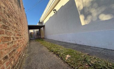 CASA CON LOCAL AL FRENTE EN ADROGUE Y GRAN TERRENO