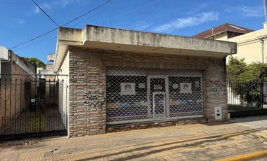 CASA CON LOCAL AL FRENTE EN ADROGUE Y GRAN TERRENO