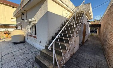 CASA CON LOCAL AL FRENTE EN ADROGUE Y GRAN TERRENO