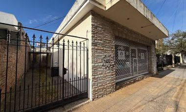 CASA CON LOCAL AL FRENTE EN ADROGUE Y GRAN TERRENO