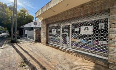 CASA CON LOCAL AL FRENTE EN ADROGUE Y GRAN TERRENO