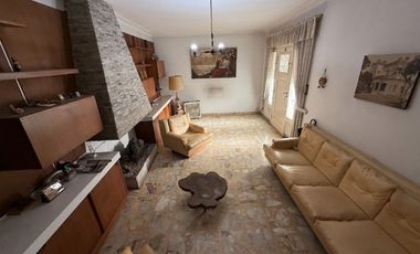 CASA CON LOCAL AL FRENTE EN ADROGUE Y GRAN TERRENO
