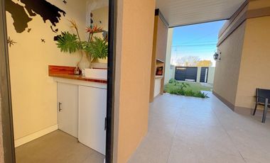 CASA 1 DORMITORIO VENTA ALVEAR CON PATIO