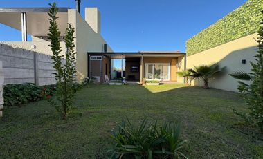CASA 1 DORMITORIO VENTA ALVEAR CON PATIO