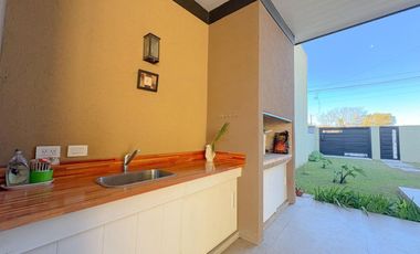 CASA 1 DORMITORIO VENTA ALVEAR CON PATIO
