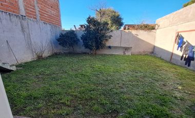 VENTA CASA 3 AMBIENTES CON PATIO Y GARAGE. EZEIZA