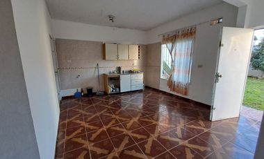VENTA CASA 3 AMBIENTES CON PATIO Y GARAGE. EZEIZA