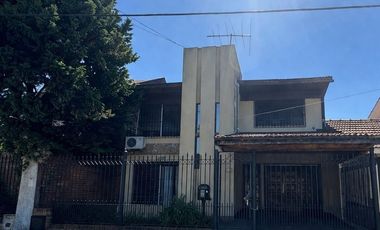 VENTA CHALET 2 PLANTAS 5 AMBIENTES CON QUINCHO