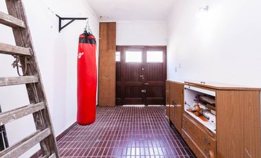 CASA DE 3 AMB - CON PATIO Y COCHERA/ BANFIELD