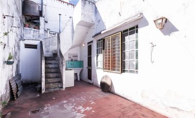 CASA DE 3 AMB - CON PATIO Y COCHERA/ BANFIELD