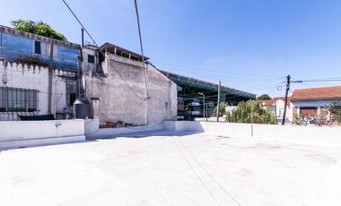 CASA DE 3 AMB - CON PATIO Y COCHERA/ BANFIELD