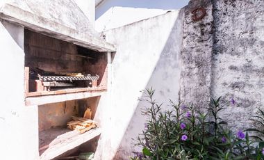 CASA DE 3 AMB - CON PATIO Y COCHERA/ BANFIELD