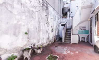 CASA DE 3 AMB - CON PATIO Y COCHERA/ BANFIELD