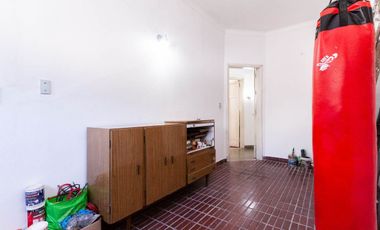 CASA DE 3 AMB - CON PATIO Y COCHERA/ BANFIELD