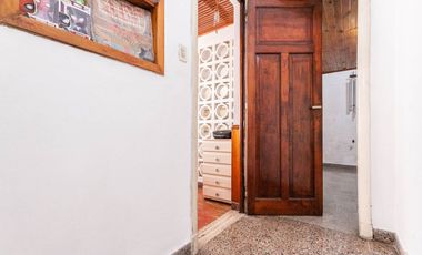 CASA DE 3 AMB - CON PATIO Y COCHERA/ BANFIELD