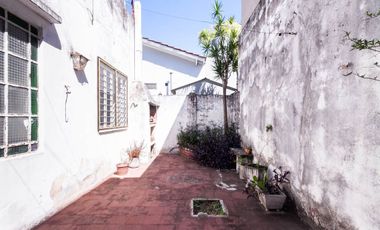 CASA DE 3 AMB - CON PATIO Y COCHERA/ BANFIELD