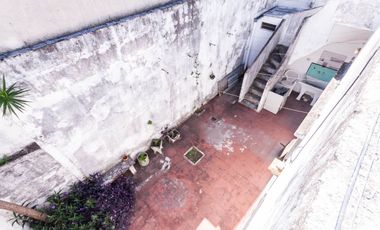 CASA DE 3 AMB - CON PATIO Y COCHERA/ BANFIELD