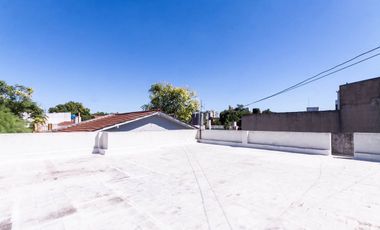 CASA DE 3 AMB - CON PATIO Y COCHERA/ BANFIELD