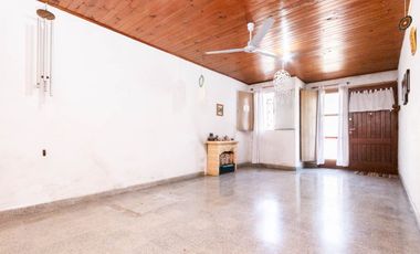 CASA DE 3 AMB - CON PATIO Y COCHERA/ BANFIELD