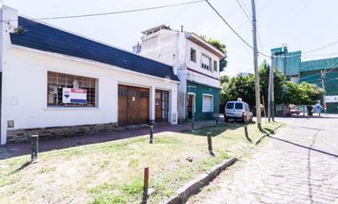 CASA DE 3 AMB - CON PATIO Y COCHERA/ BANFIELD