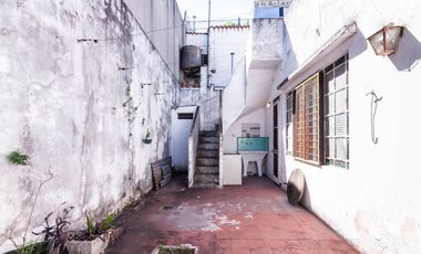 CASA DE 3 AMB - CON PATIO Y COCHERA/ BANFIELD