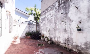 CASA DE 3 AMB - CON PATIO Y COCHERA/ BANFIELD