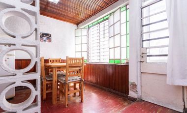 CASA DE 3 AMB - CON PATIO Y COCHERA/ BANFIELD