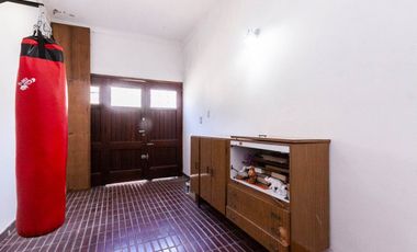 CASA DE 3 AMB - CON PATIO Y COCHERA/ BANFIELD