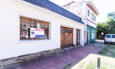 CASA DE 3 AMB - CON PATIO Y COCHERA/ BANFIELD