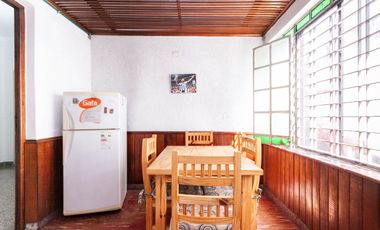 CASA DE 3 AMB - CON PATIO Y COCHERA/ BANFIELD