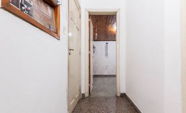 CASA DE 3 AMB - CON PATIO Y COCHERA/ BANFIELD