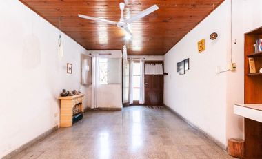 CASA DE 3 AMB - CON PATIO Y COCHERA/ BANFIELD