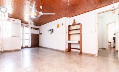 CASA DE 3 AMB - CON PATIO Y COCHERA/ BANFIELD