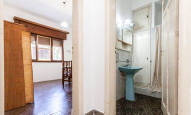 CASA DE 3 AMB - CON PATIO Y COCHERA/ BANFIELD