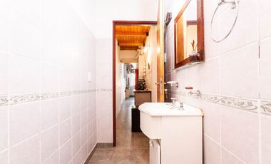 CASA DE 3 AMB - CON PATIO Y COCHERA/ BANFIELD