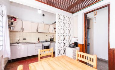 CASA DE 3 AMB - CON PATIO Y COCHERA/ BANFIELD