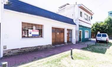 CASA DE 3 AMB - CON PATIO Y COCHERA/ BANFIELD