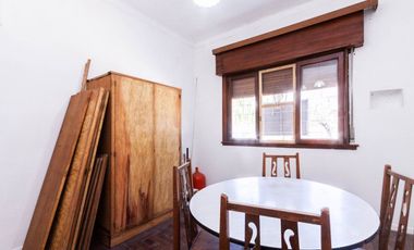 CASA DE 3 AMB - CON PATIO Y COCHERA/ BANFIELD