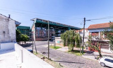 CASA DE 3 AMB - CON PATIO Y COCHERA/ BANFIELD