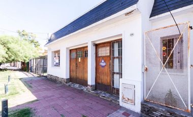 CASA DE 3 AMB - CON PATIO Y COCHERA/ BANFIELD