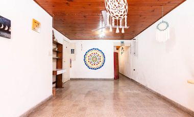 CASA DE 3 AMB - CON PATIO Y COCHERA/ BANFIELD