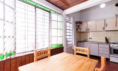 CASA DE 3 AMB - CON PATIO Y COCHERA/ BANFIELD