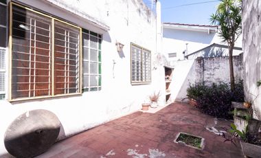 CASA DE 3 AMB - CON PATIO Y COCHERA/ BANFIELD