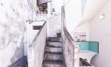 CASA DE 3 AMB - CON PATIO Y COCHERA/ BANFIELD
