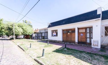 CASA DE 3 AMB - CON PATIO Y COCHERA/ BANFIELD