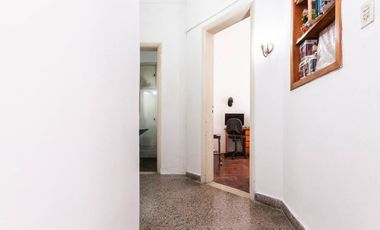 CASA DE 3 AMB - CON PATIO Y COCHERA/ BANFIELD