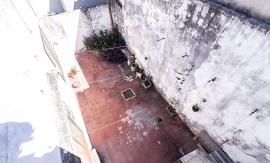 CASA DE 3 AMB - CON PATIO Y COCHERA/ BANFIELD