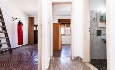 CASA DE 3 AMB - CON PATIO Y COCHERA/ BANFIELD