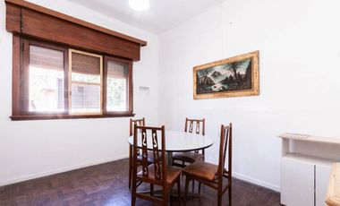 CASA DE 3 AMB - CON PATIO Y COCHERA/ BANFIELD
